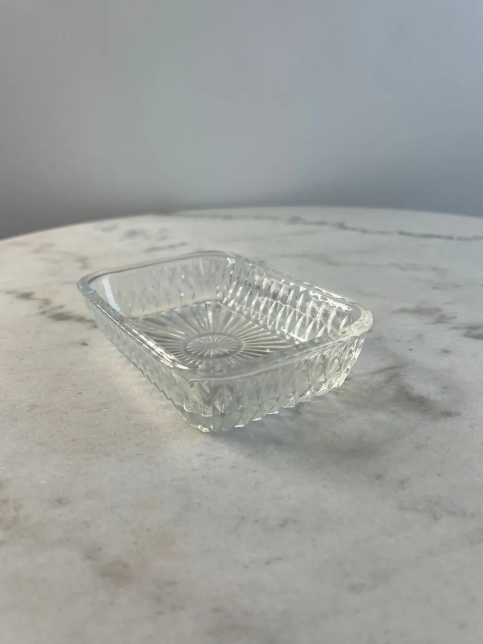 Coupelle carrée en verre taillé estampillée France 14x9,5cm