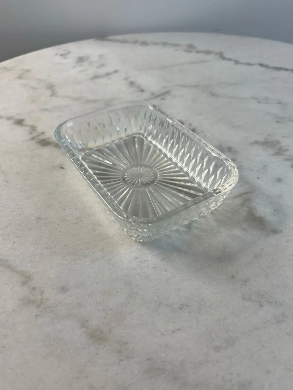 Coupelle carrée en verre taillé estampillée France 14x9,5cm