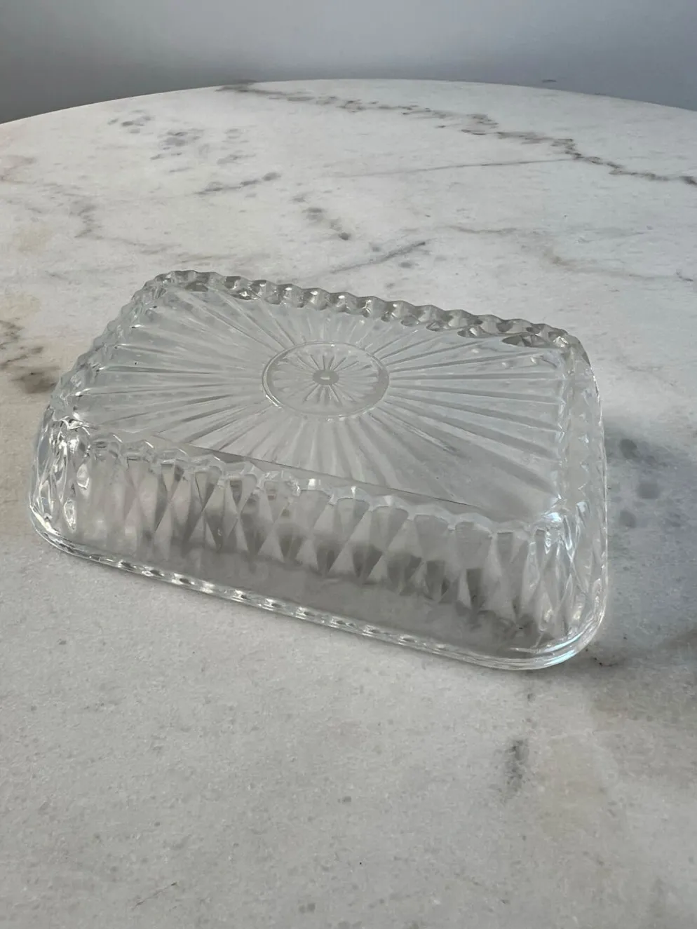 Coupelle carrée en verre taillé estampillée France 14x9,5cm