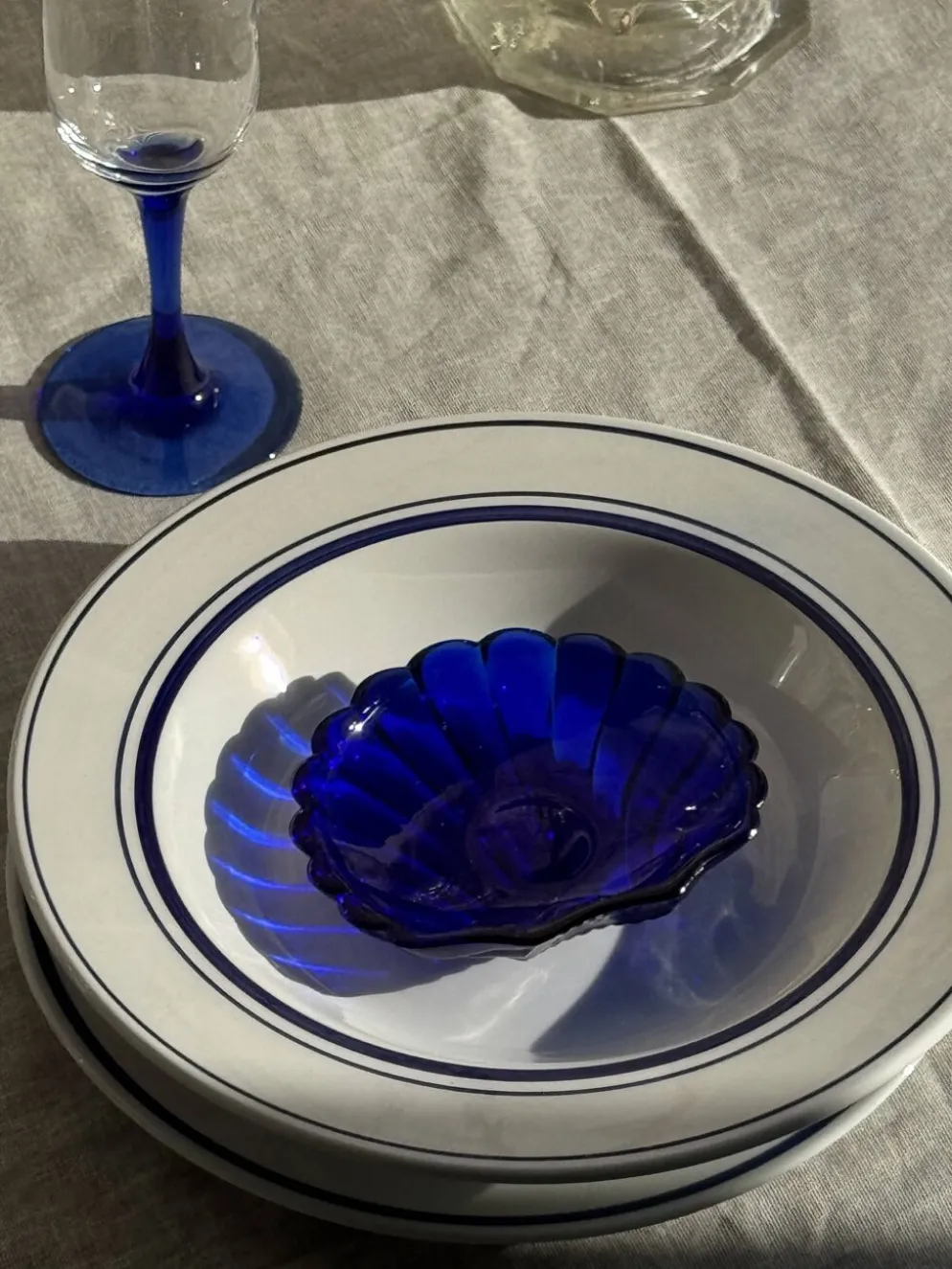 Coupelle coquille en verre bleu D10
