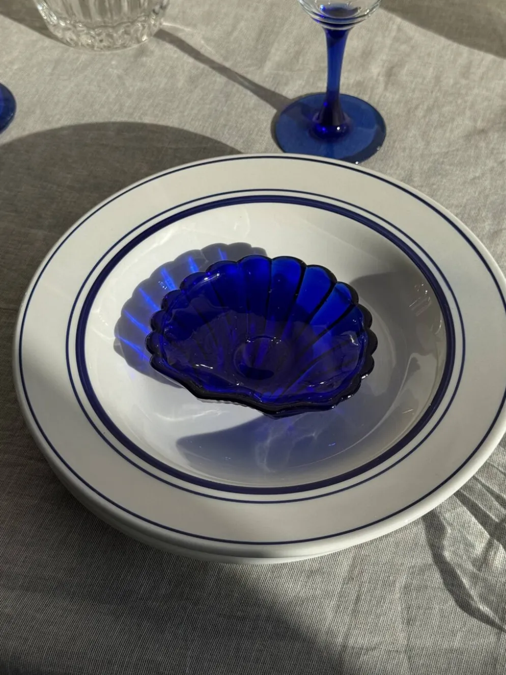 Coupelle coquille en verre bleu D10