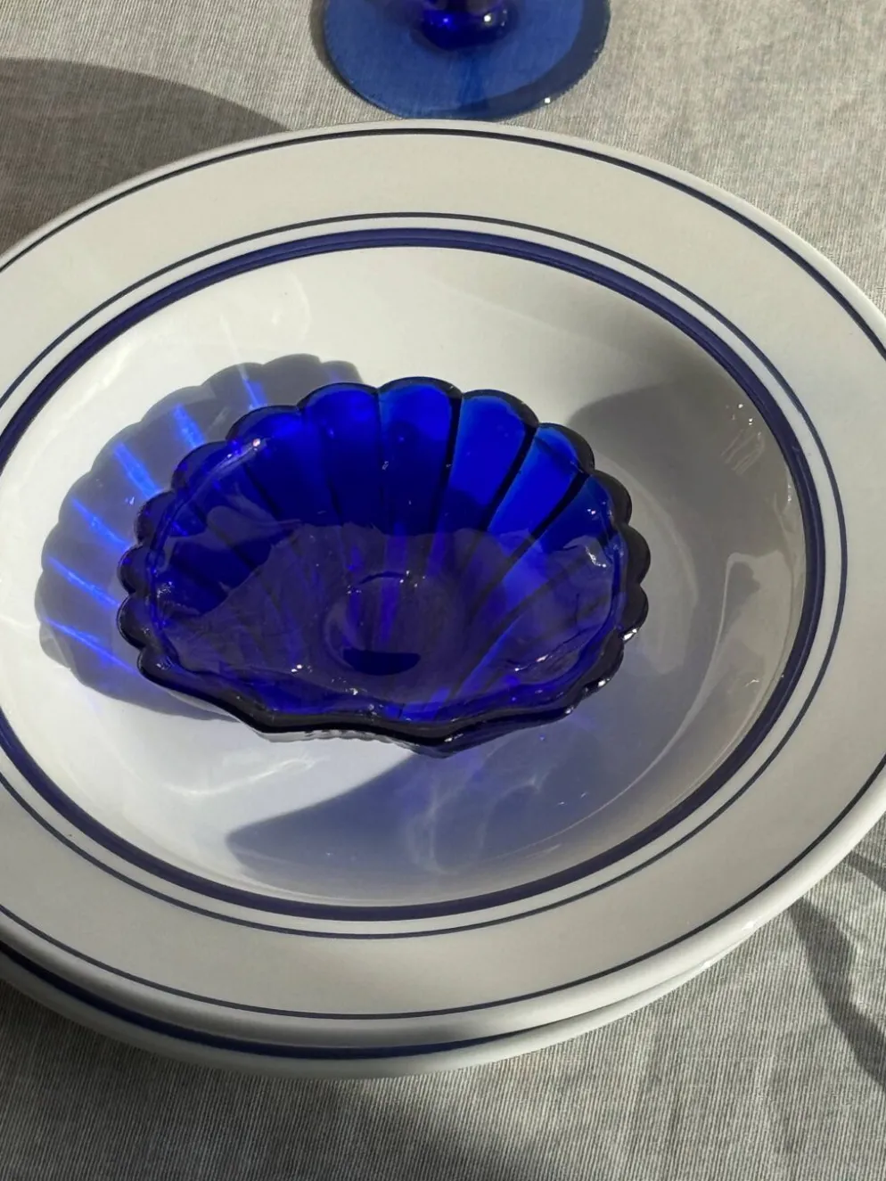 Coupelle coquille en verre bleu D10