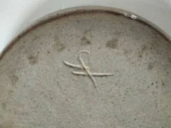 Coupelle en grès de Puisaye signée, décor en relief