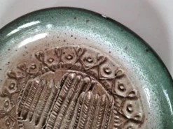 Coupelle en grès de Puisaye signée, décor en relief