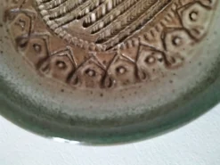 Coupelle en grès de Puisaye signée, décor en relief