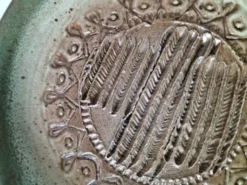 Coupelle en grès de Puisaye signée, décor en relief