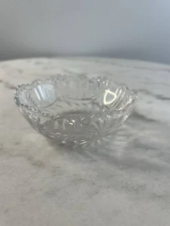Coupelle en verre taillé bord festonné 11cm