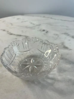 Coupelle en verre taillé bord festonné 11cm