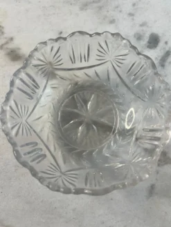 Coupelle en verre taillé bord festonné 11cm