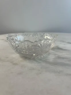 Coupelle en verre taillé bord festonné 11cm