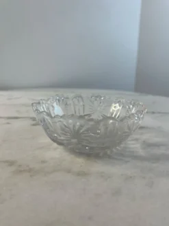 Coupelle en verre taillé bord festonné 11cm