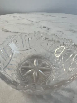Coupelle en verre taillé bord festonné 11cm