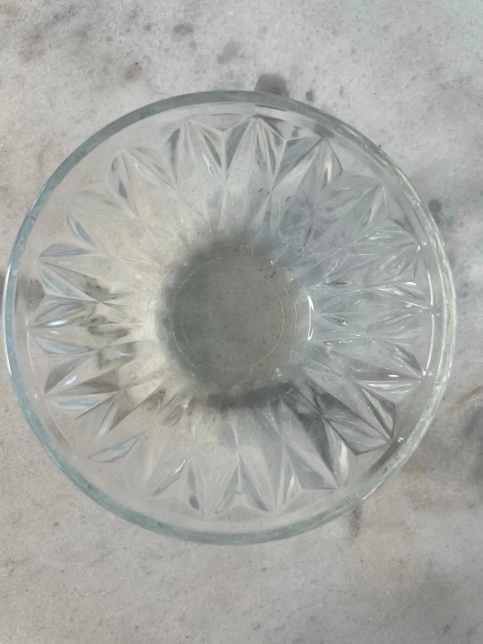 Coupelle en verre taillé estampillée France 11cm