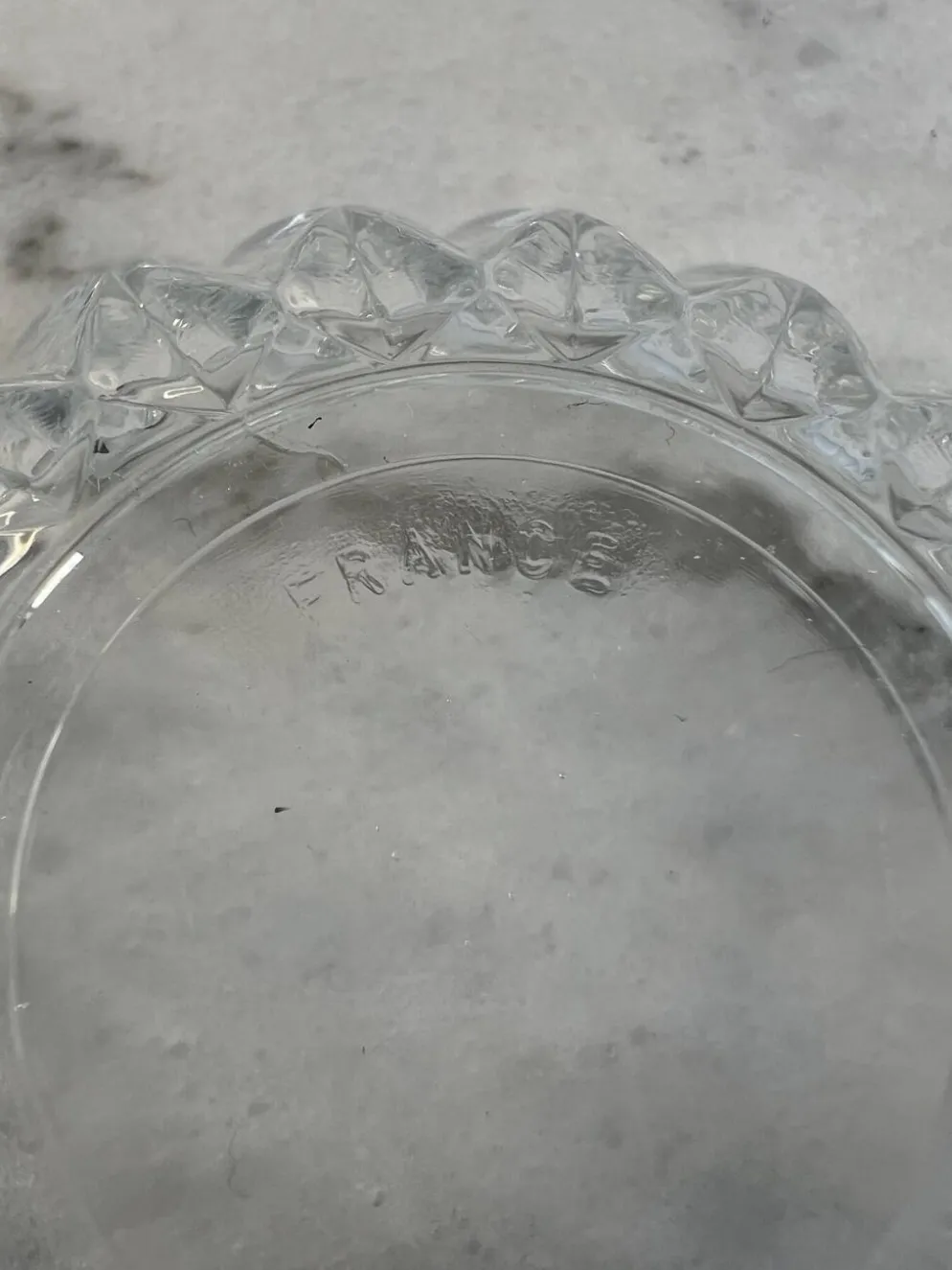 Coupelle en verre taillé estampillée France 11cm