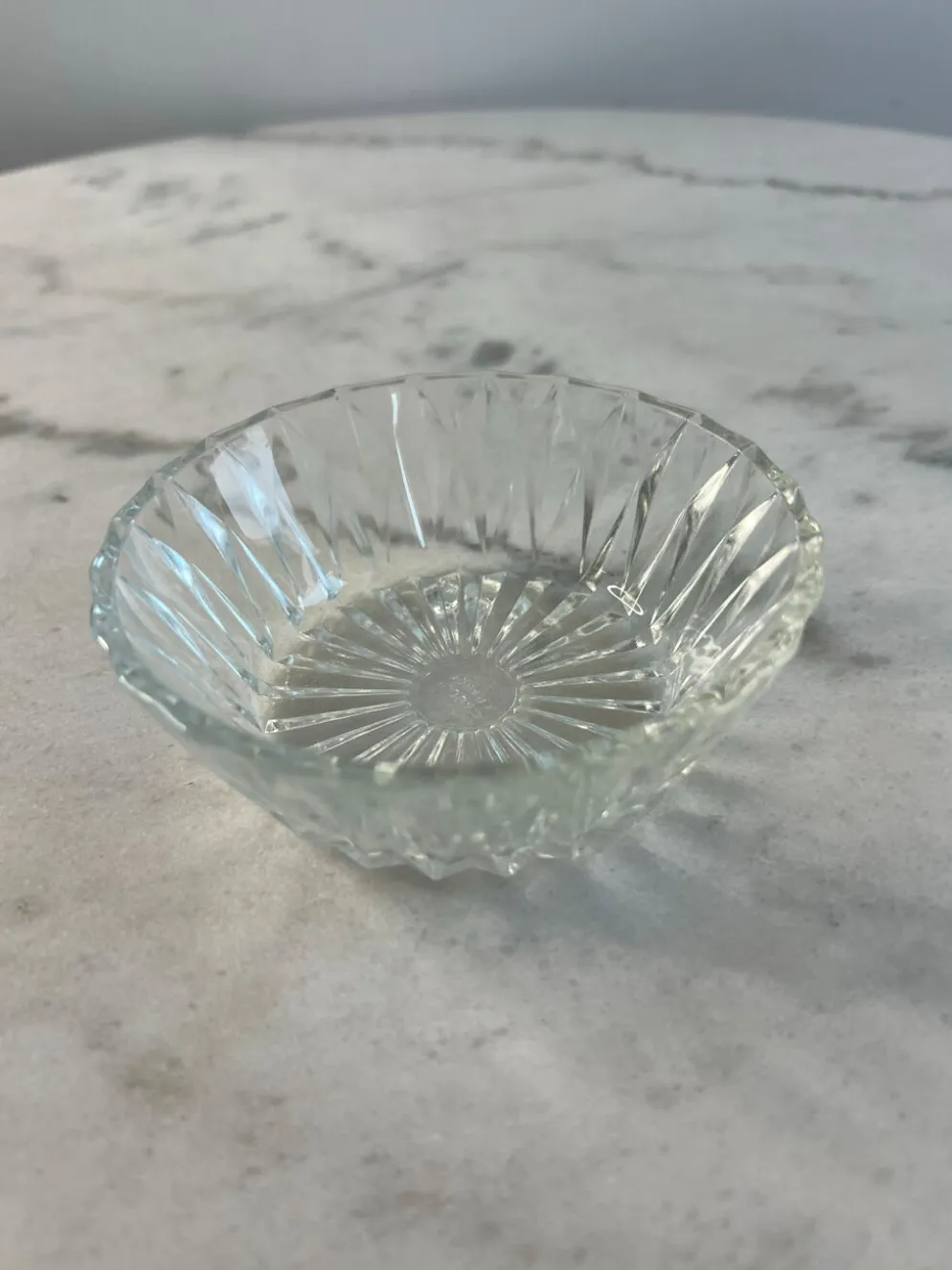 Coupelle en verre taillé estampillée France 11cm