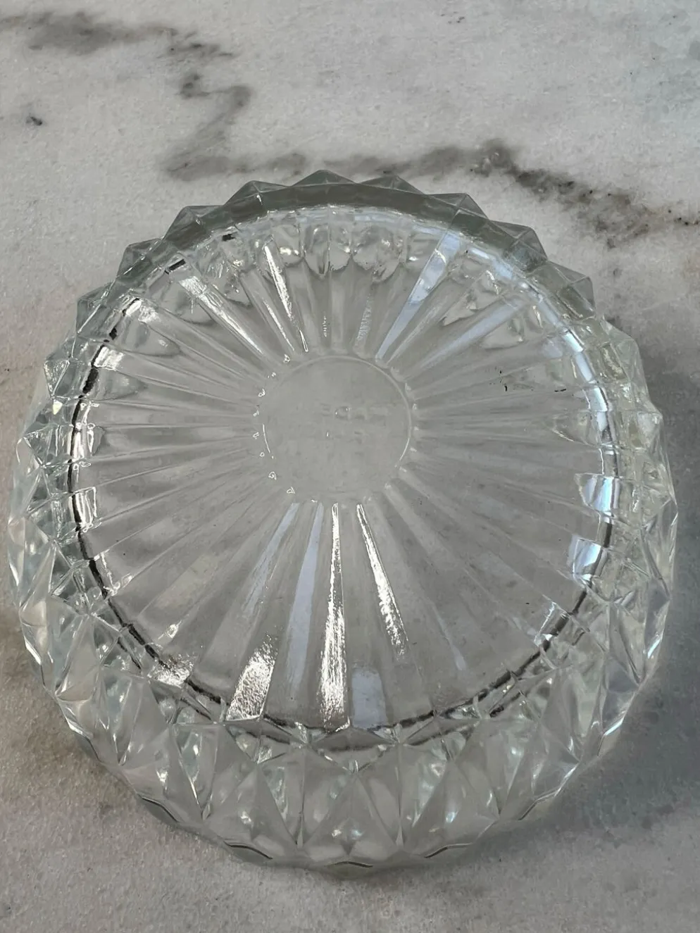 Coupelle en verre taillé estampillée France 11cm
