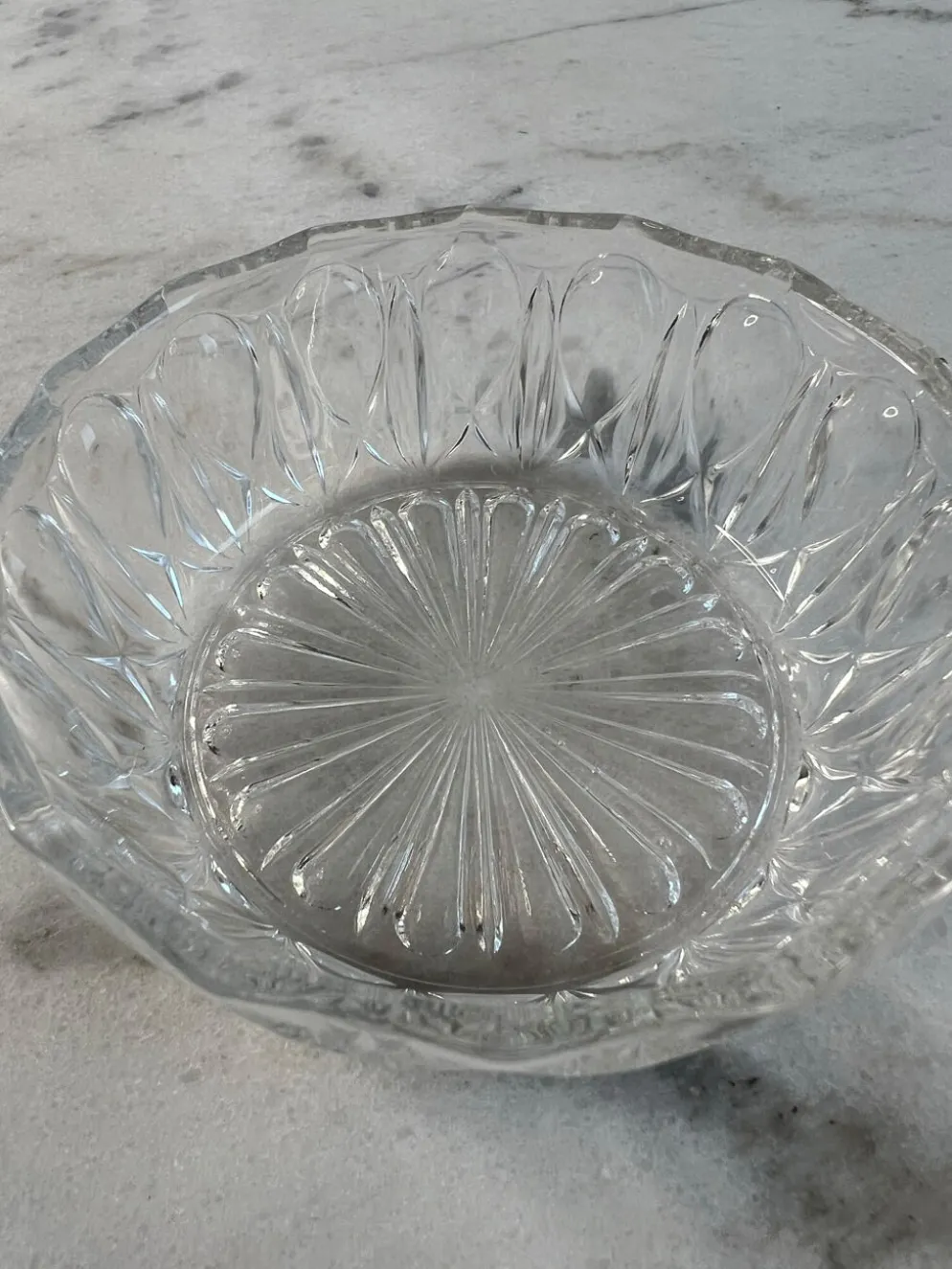 Coupelle en verre taillé motif ovales 11cm