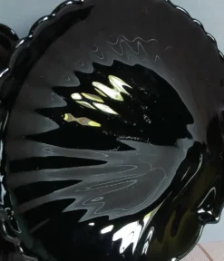 2 coupelles coquillage en verre moulé opalin noir, Vers 1980