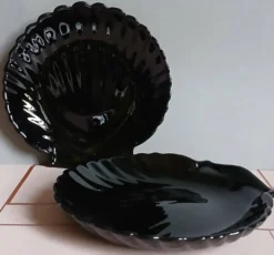 2 coupelles coquillage en verre moulé opalin noir, Vers 1980