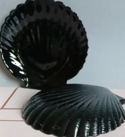 2 coupelles coquillage en verre moulé opalin noir, Vers 1980