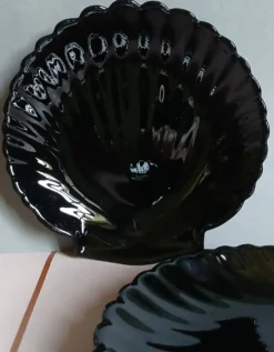 2 coupelles coquillage en verre moulé opalin noir, Vers 1980
