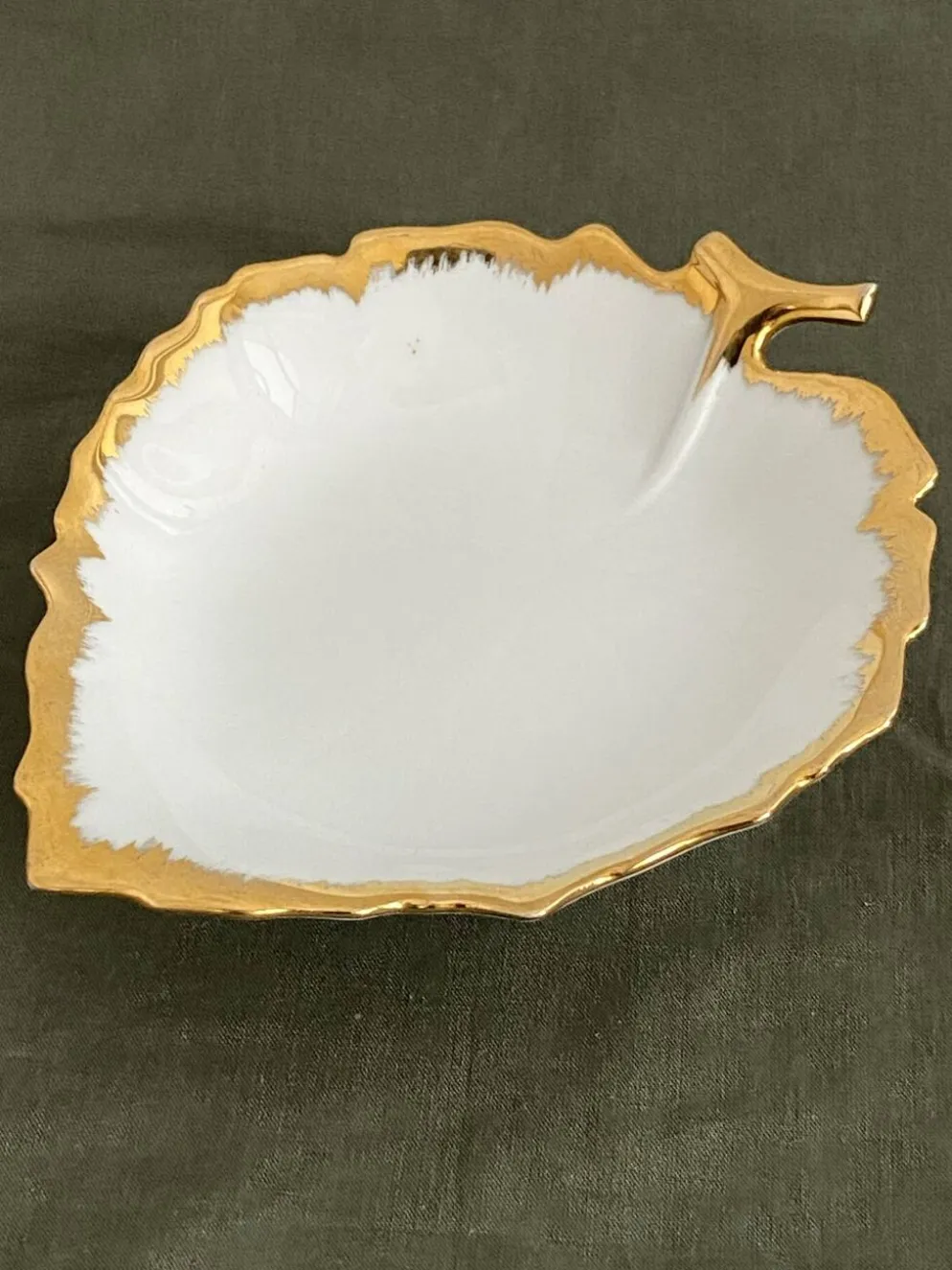 2 coupelles en forme de feuille de vigne, porcelaine de Limoge
