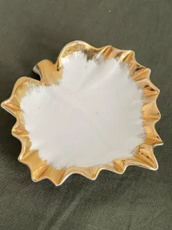 2 coupelles en forme de feuille de vigne, porcelaine de Limoge