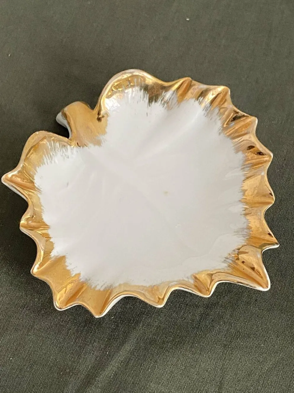 2 coupelles en forme de feuille de vigne, porcelaine de Limoge