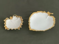 2 coupelles en forme de feuille de vigne, porcelaine de Limoge