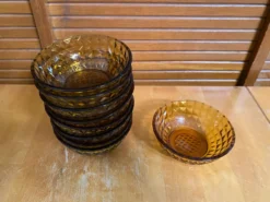 9 coupelles vintage en verre moulé ambré de forme géométrique, France