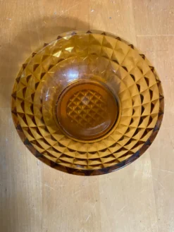 9 coupelles vintage en verre moulé ambré de forme géométrique, France