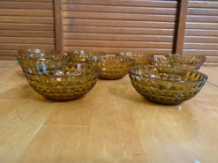 9 coupelles vintage en verre moulé ambré de forme géométrique, France