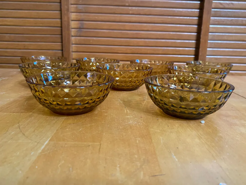 9 coupelles vintage en verre moulé ambré de forme géométrique, France