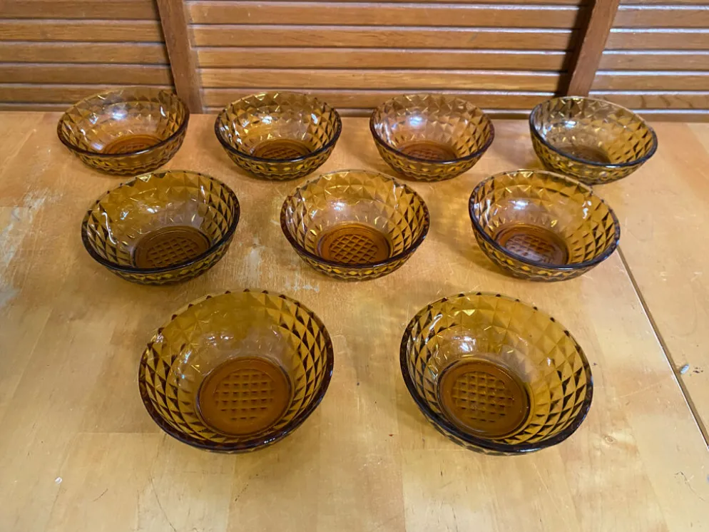 9 coupelles vintage en verre moulé ambré de forme géométrique, France