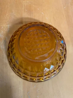 9 coupelles vintage en verre moulé ambré de forme géométrique, France