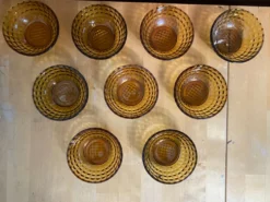9 coupelles vintage en verre moulé ambré de forme géométrique, France