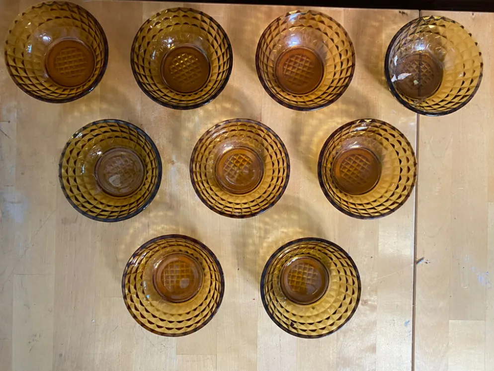 9 coupelles vintage en verre moulé ambré de forme géométrique, France
