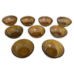 9 coupelles vintage en verre moulé ambré de forme géométrique, France
