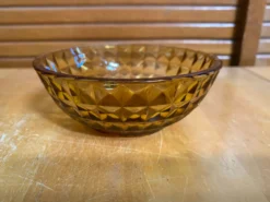 9 coupelles vintage en verre moulé ambré de forme géométrique, France