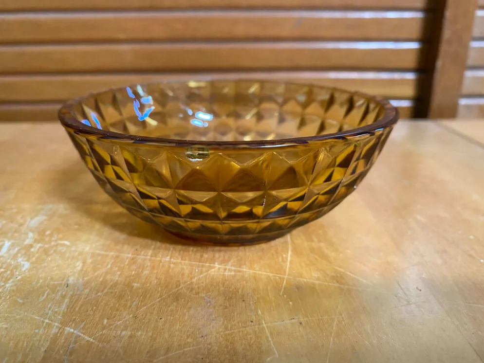9 coupelles vintage en verre moulé ambré de forme géométrique, France