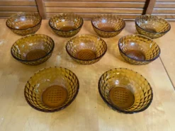 9 coupelles vintage en verre moulé ambré de forme géométrique, France