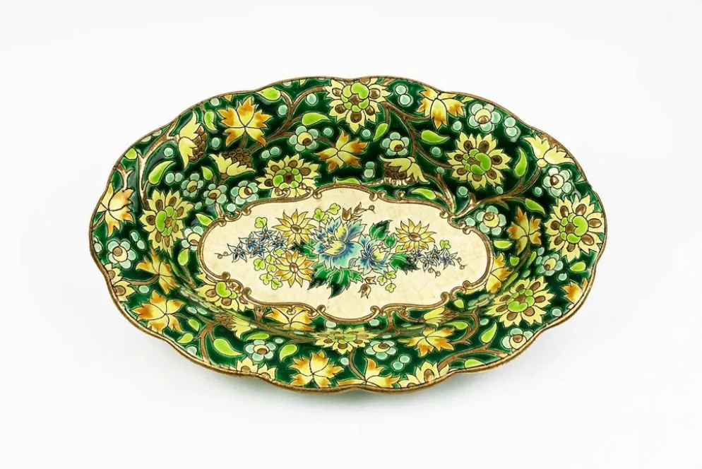 Coupe Longwy en émaux cloisonnés fond vert, décor floral polychrome et or