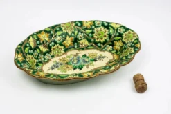 Coupe Longwy en émaux cloisonnés fond vert, décor floral polychrome et or