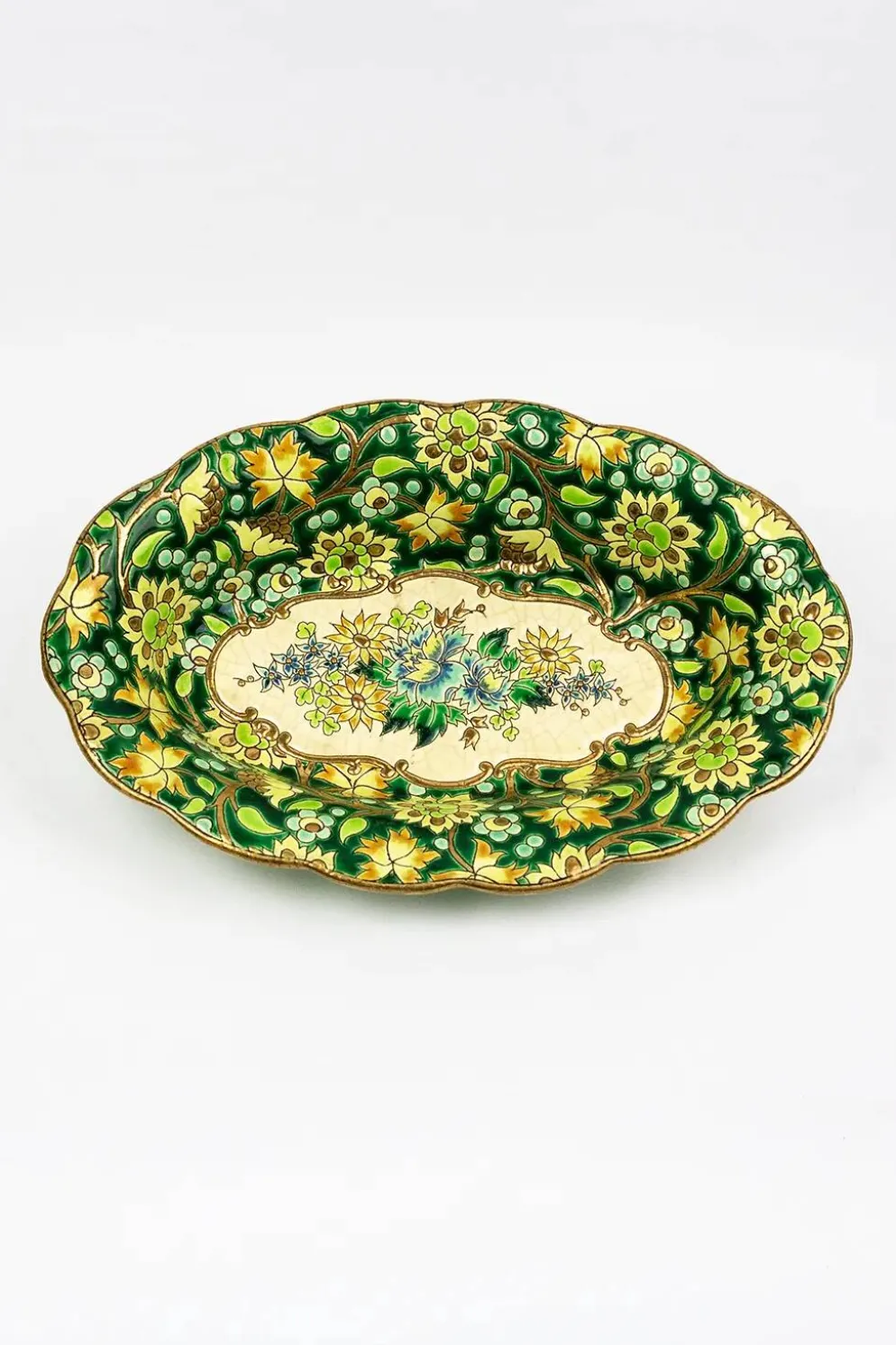 Coupe Longwy en émaux cloisonnés fond vert, décor floral polychrome et or
