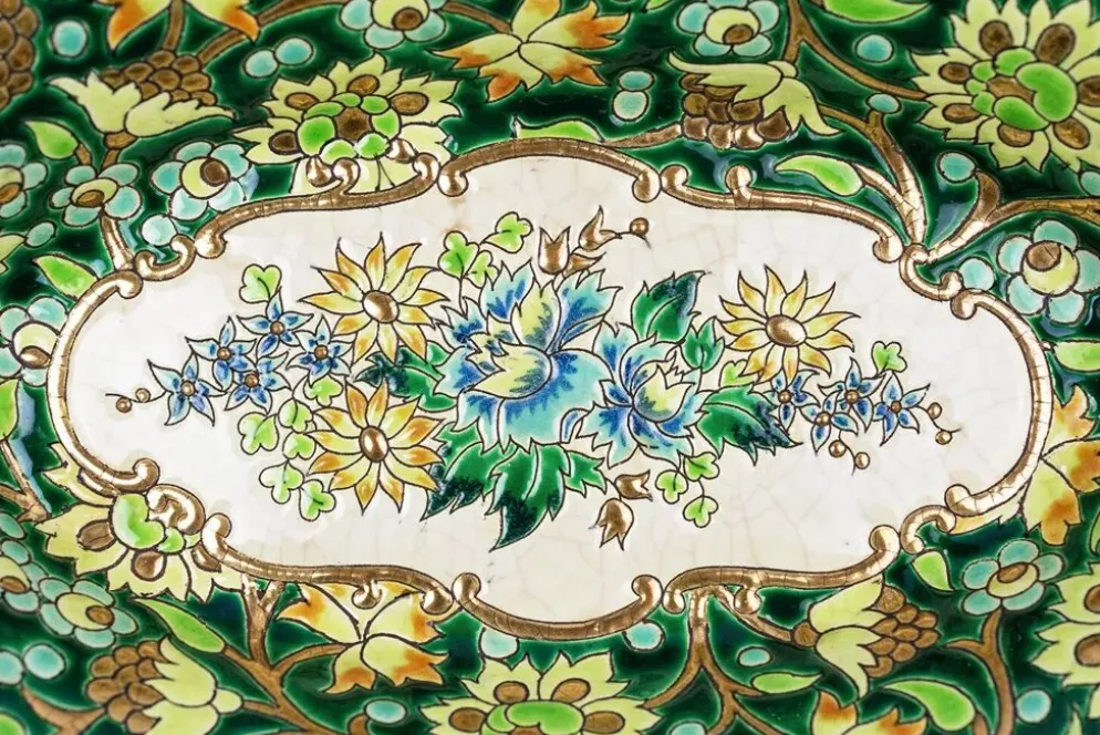Coupe Longwy en émaux cloisonnés fond vert, décor floral polychrome et or