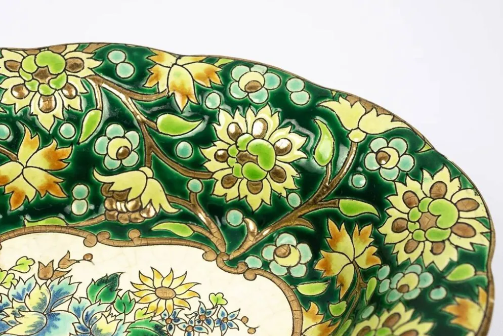 Coupe Longwy en émaux cloisonnés fond vert, décor floral polychrome et or