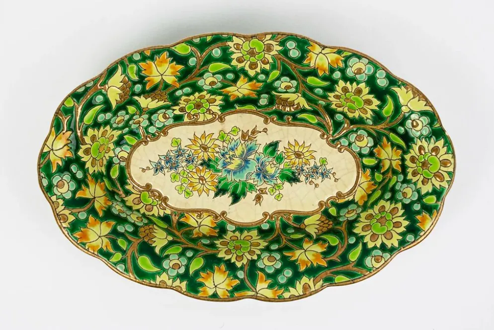 Coupe Longwy en émaux cloisonnés fond vert, décor floral polychrome et or