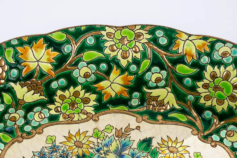 Coupe Longwy en émaux cloisonnés fond vert, décor floral polychrome et or