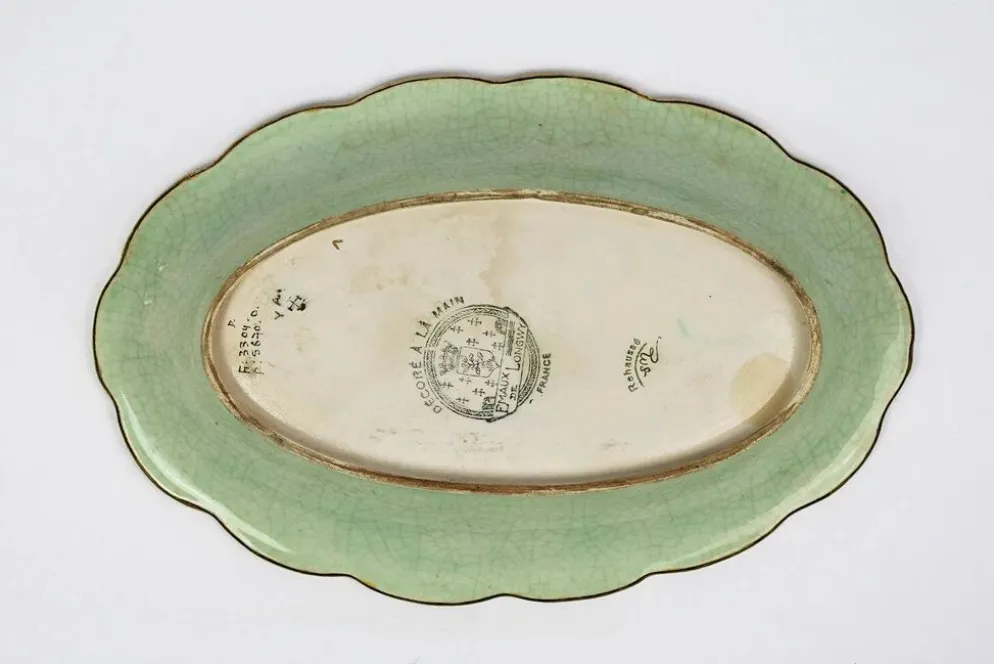 Coupe Longwy en émaux cloisonnés fond vert, décor floral polychrome et or