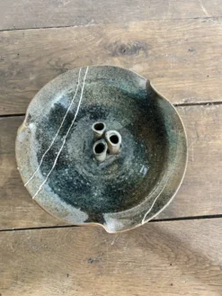 Coupe pique-fleurs en grès signée – Céramique vintage